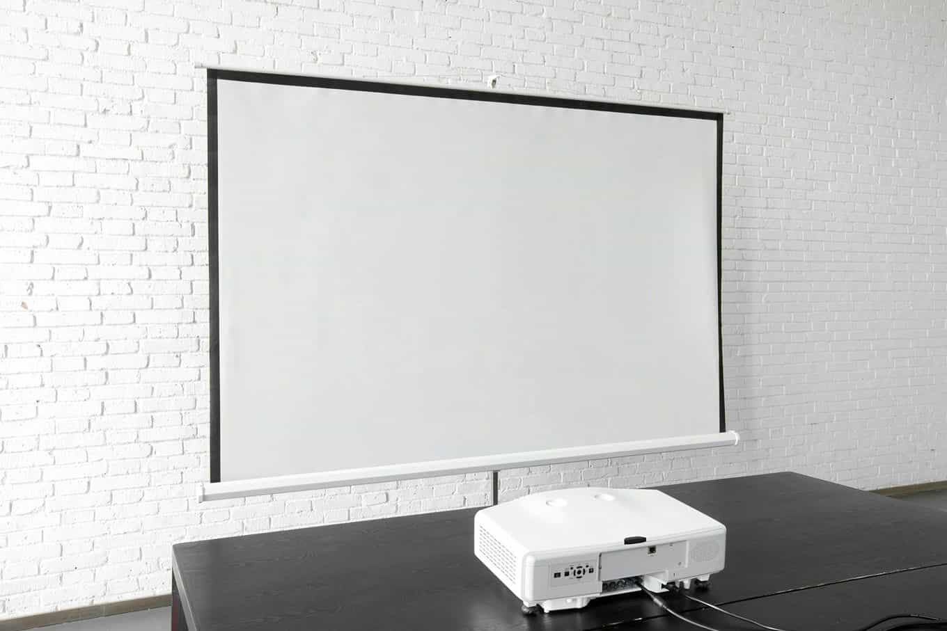 Jak zorganizować sprzęt multimedialny na konferencję biznesową w miejscu bez zaplecza technologicznego?